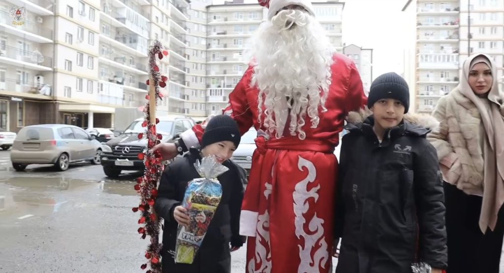 Дети участников СВО из Назрани получили новогодние подарки от главы города  Урусхана Евлоева | Голос Назрани